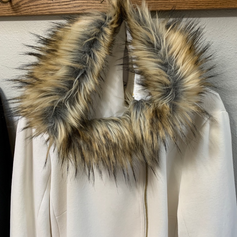 Gorgeous side zipper white lined coat